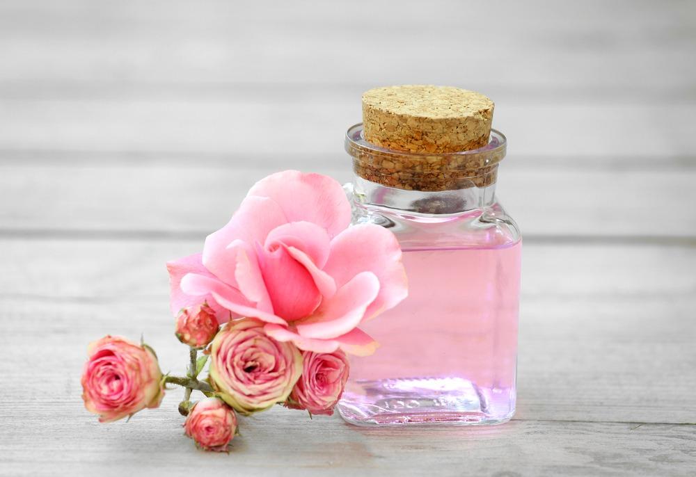 ماء الورد للوجه: الفوائد وطريقة الاستخدام وكيف تختارين المنتج المناسب