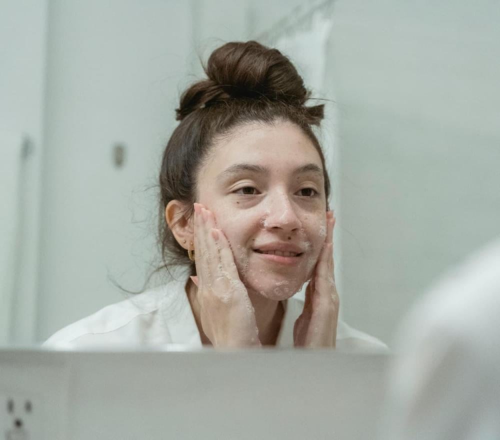 كيفية اختيار غسول الوجه المناسب