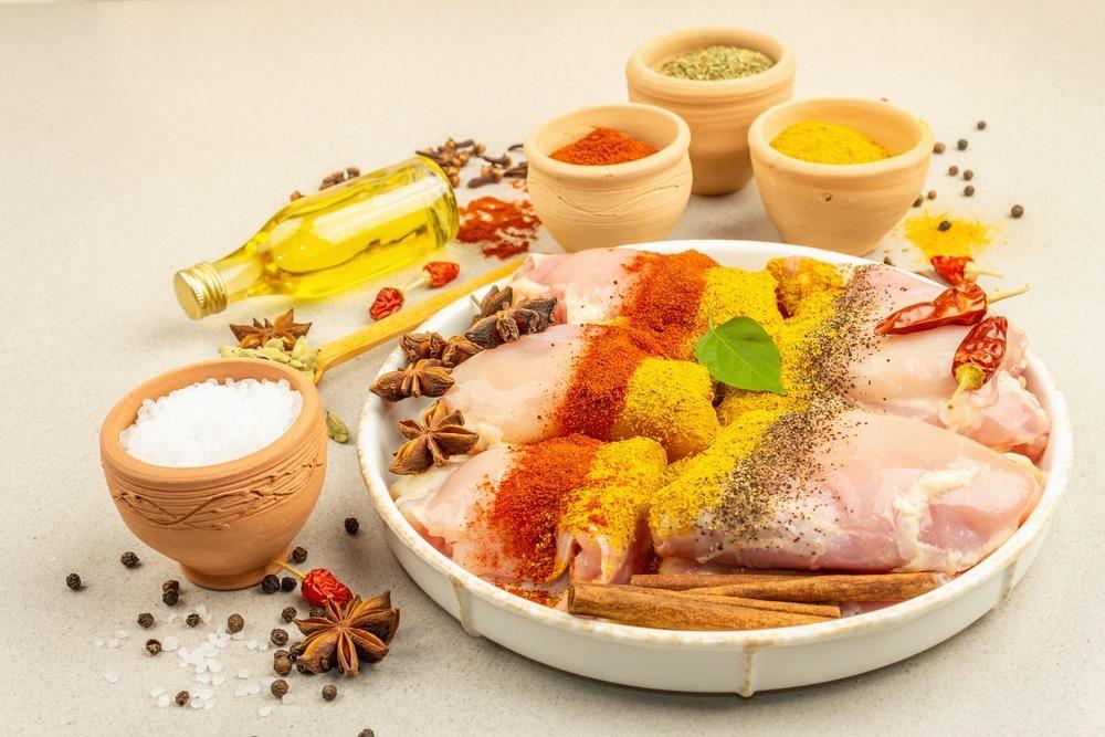 بهارات الدجاج الجاهزة أم التتبيل المنزلي في السعودية