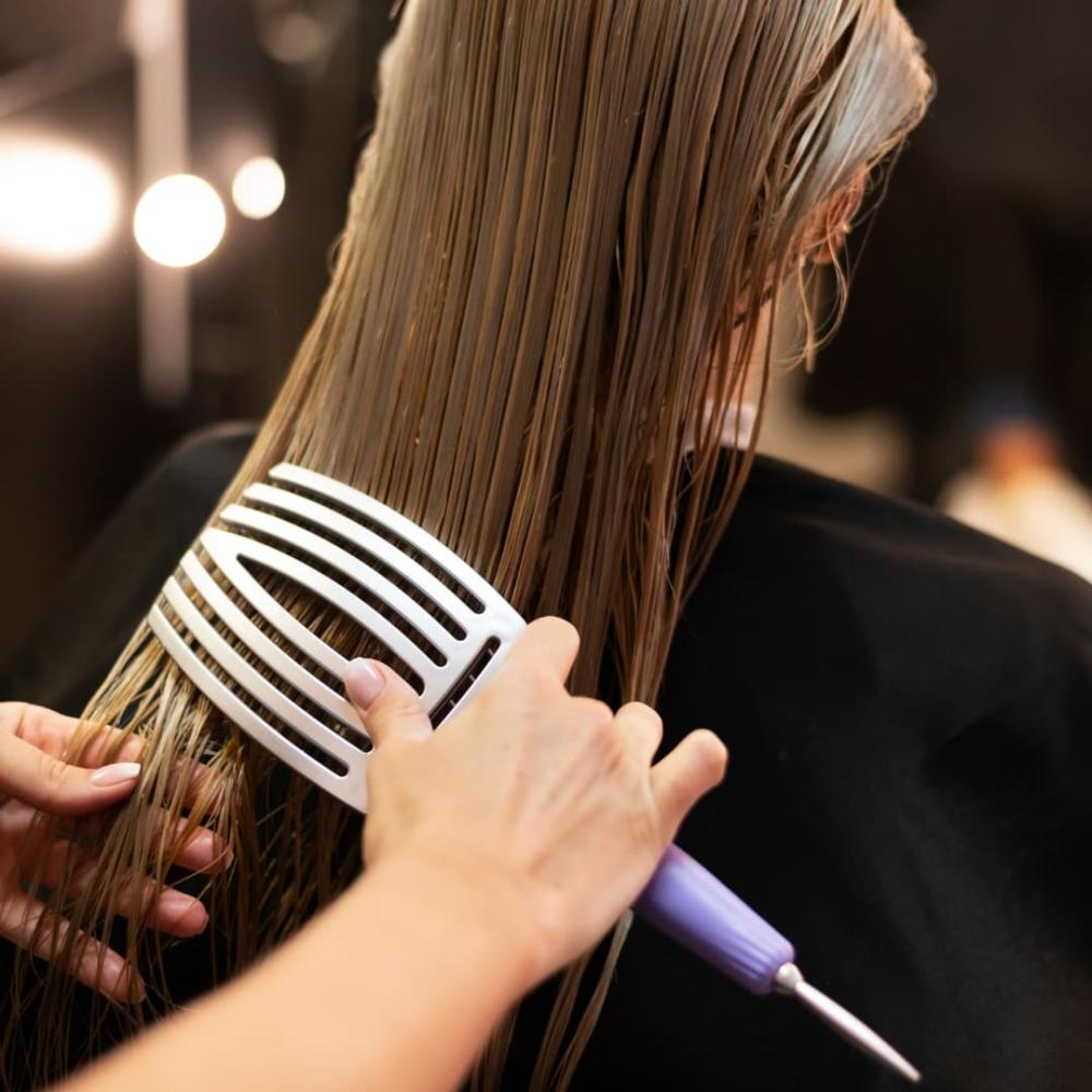 كيفية استخدام زيت الشعر بأفضل الطرق - الحسين للعطارة