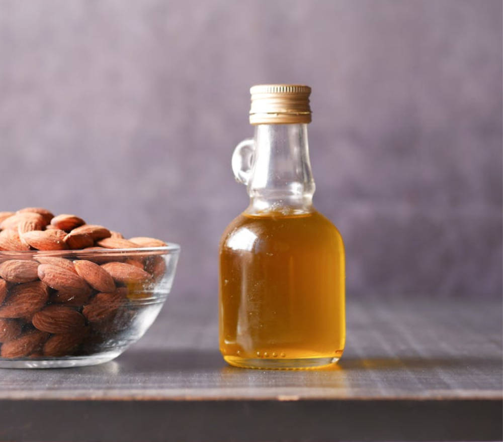 فوائد زيت اللوز المر للشعر