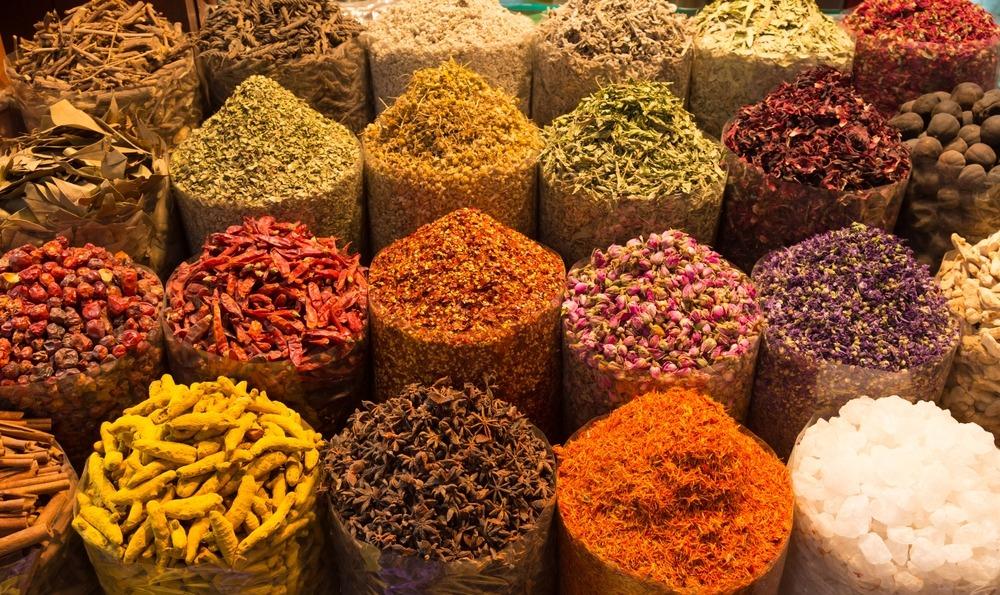 بهارات أصلية في السعودية: كيف تختارين البهارات المناسبة لمطبخك؟