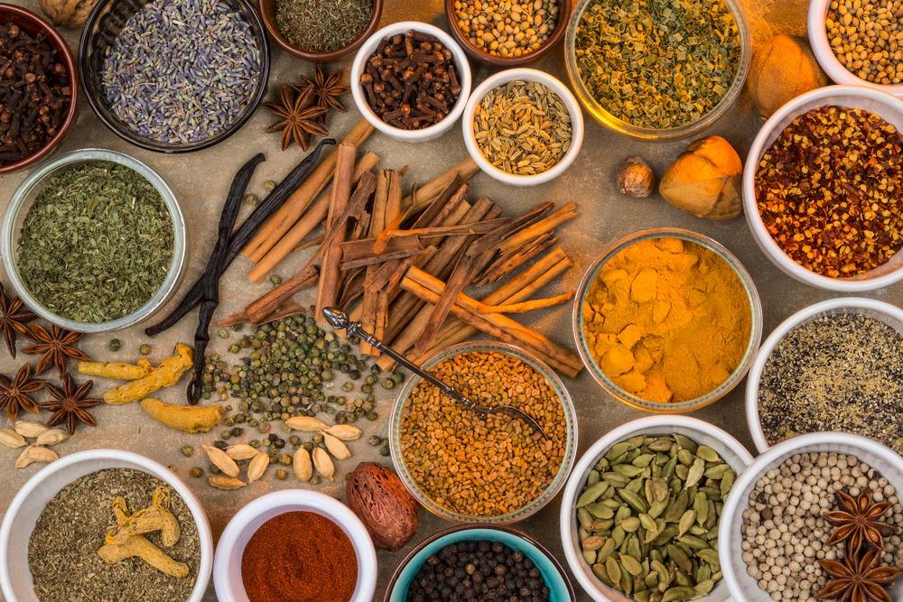أعشاب طبيعية في السعودية: كيف تختار الأعشاب المناسبة للاستخدام اليومي؟