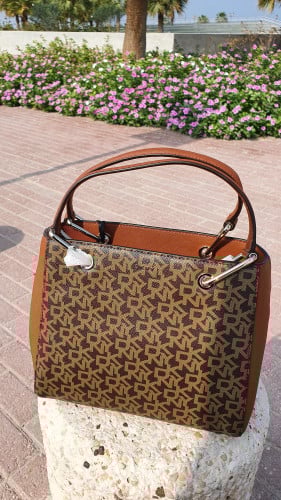 شنطة وسط ماركة DKNY