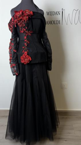 فستان فاخر ومميز بالتطريز الاحمر