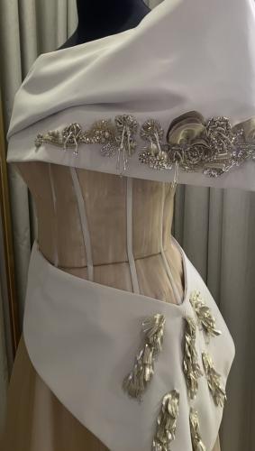 فستان مميز من قماش الكريب والتل الفاخر