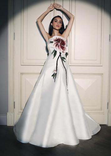 فستان مميز وفاخر من قماش التفته الميكادو مزين بأبليك بارز بتدرجات الأحمر