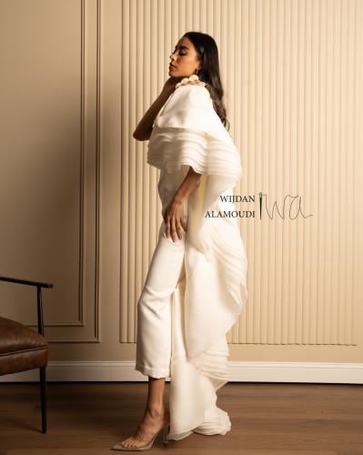 فستان من قماش الكريب الفاخر مضافا له تطريز بارز مميز وفخم