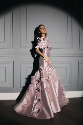 فستان مميز وراقي من قماش الميكادو الفاخر مزين بالورد البارز مع كريستال والتل البليسيه