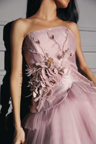 فستان وردي مميز من قماش التفته الميكادو والتل البليسيه مزين بالورد البارز المشغول بخرز السيلان