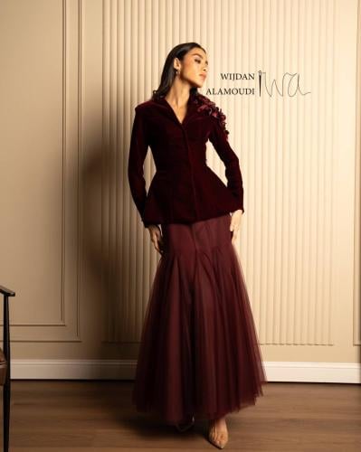 بدلة برقندي مخمل مكون من قطعتين بلوزة وتنوره