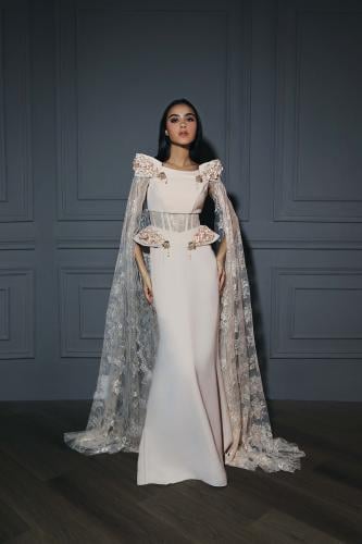 فستان مميز من قماش الدانتيل والكريب النود مضافا له تطريز بارز مع كريستال فاخر