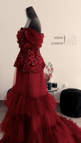 فستان احمر مميز وفاخر من قماش الكريب والتل