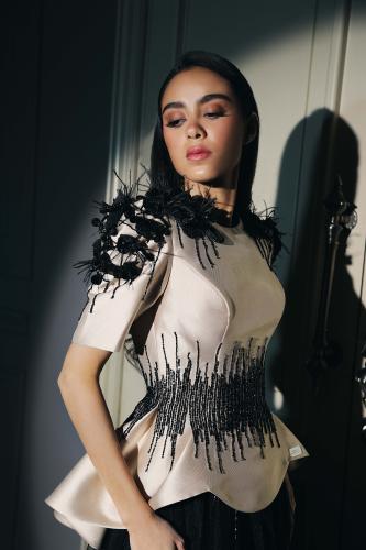 فستان راقي من قماش التفتة الميكادو والتل الأسود مرصع بكرستال وورد اسود بارز