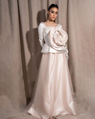 فستان ناعم وانيق من قماش التفته الراقي والتل