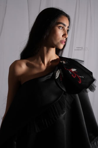 تصميم انيق من قطعتين مصنوعة من التفته والتل ومشغول بالتطريز والكريستال الفاخر