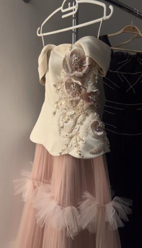 فستان مميز وفاخر من قماش التفته والتل الوردي