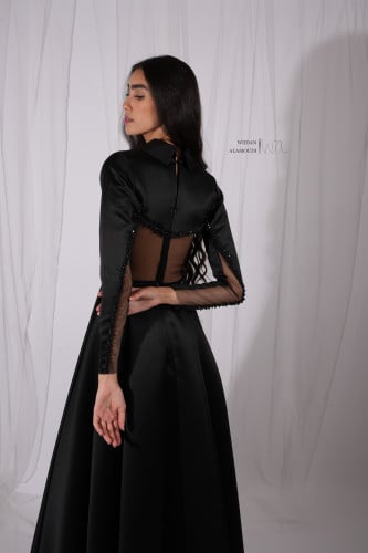 فستان نسائي كلاسيك بظهر شفاف وتطريز مميز