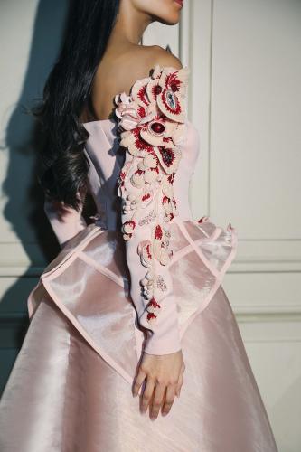 فستان مميز وفاخر من قماش الكريب الخربزي والاورقنزا التركي مزين بتطريز مدرج بالأحمر والخربزي