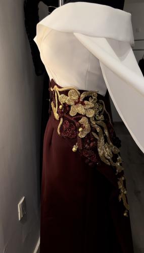 فستان اوف شولدر راقي مع حزام مميز بتطريز ذهبي