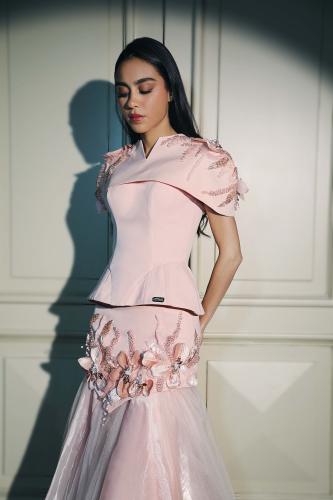 فستان جذاب وفاخر من قماش الكريب والتل واللاميه الخربزي مزيرن بتطريز الورد البارز المرصع بالكريستال