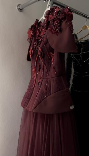 فستان مميز وراقي من قماش التفته والتل البورقندي