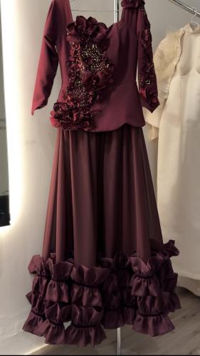 فستان راقي باللون البرقندي الملكي من قماش الكريب والجازار الفاخر