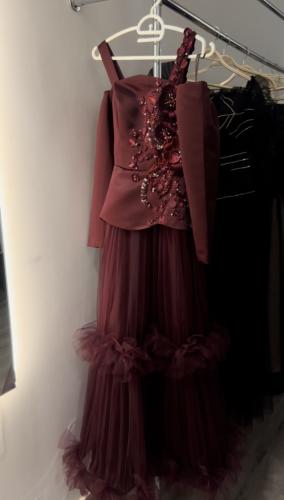 فستان بأكمام برقندي مميز وفاخر من قماش التفته والتل