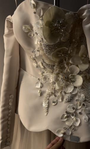 فستان مميز وفاخر من قماش التفته والتل المنسدل مزين بتطريز بارز