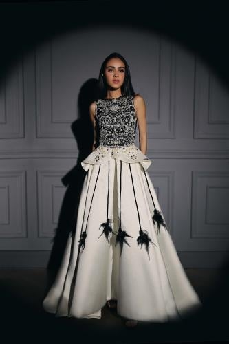 فستان سكري واسود من قماش التفته الميكادو مزين بالرش واللولو والكريستال