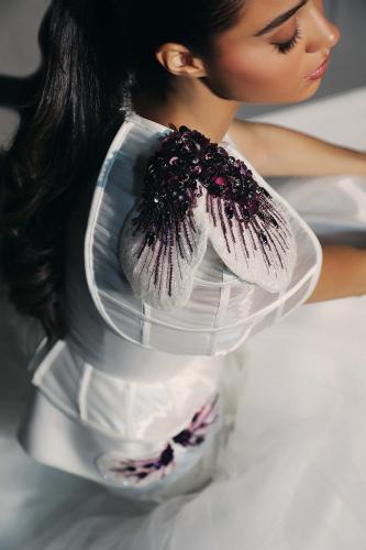 فستان مميز وفخم من قماش التفته والاورقنزاا التركي الافوايت مرصع بالابليك البارز