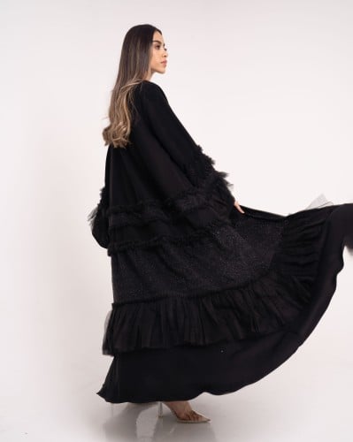 عباية مصنوعة من الكريب الفاخر بخطوط عرضية من التل المزموم المزين بالدانتيل الفاخر