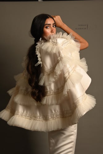 فستان فاخر من قماش التفته والمشغول بالتطريز والتل