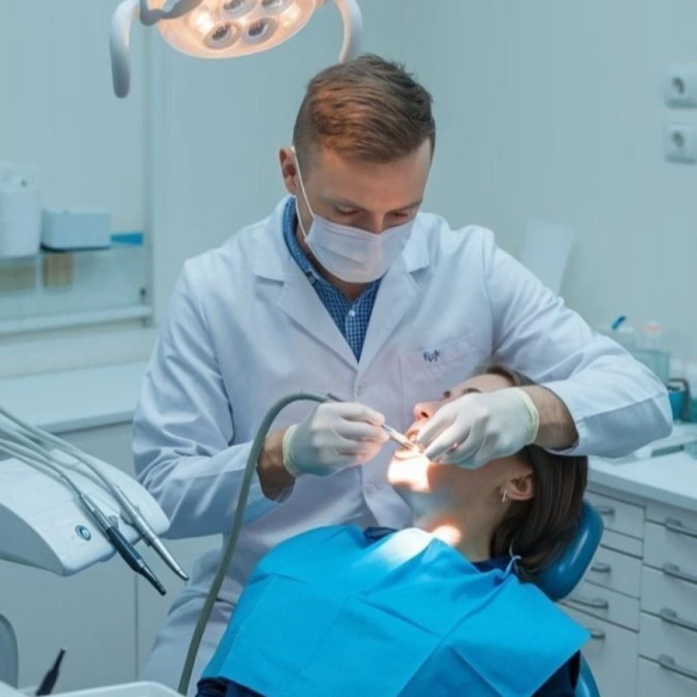 ابتسامة صحية مشرقة بدون مشاكل اللثة مع مركز مساعد الزلال