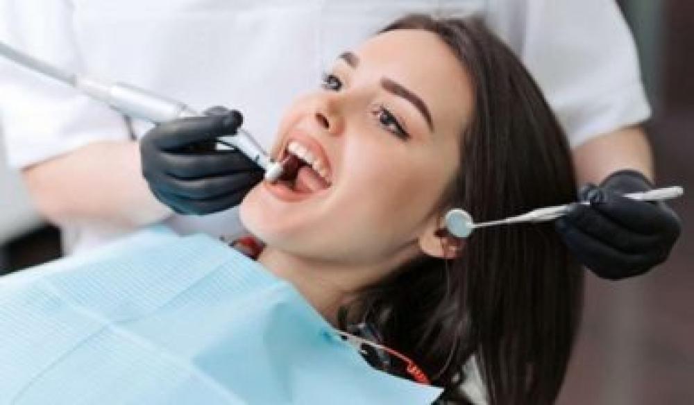 تنظيف الأسنان أساس صحة الفم والابتسامة الصحية