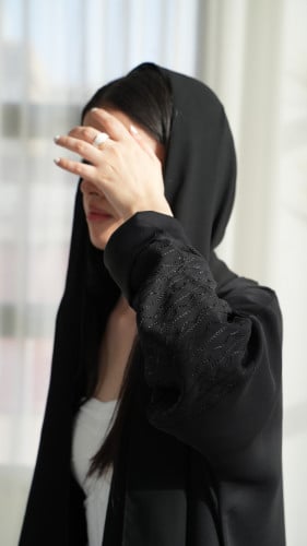 عبايه صيفي اسود بتطريز على الكم