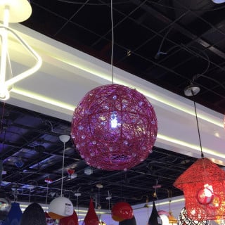 ثرياء علاقي احمر