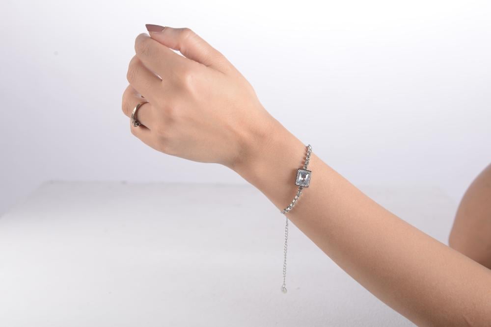 أسوارة نسائية لون فضي من لادون