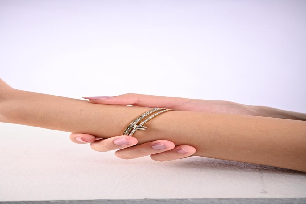 أسوارة نسائية لون ذهبي لادون