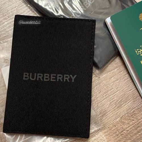 حامل جواز ومحفظه من Burberry