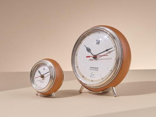 ساعة انيقة باللون البني ( صغيرة )