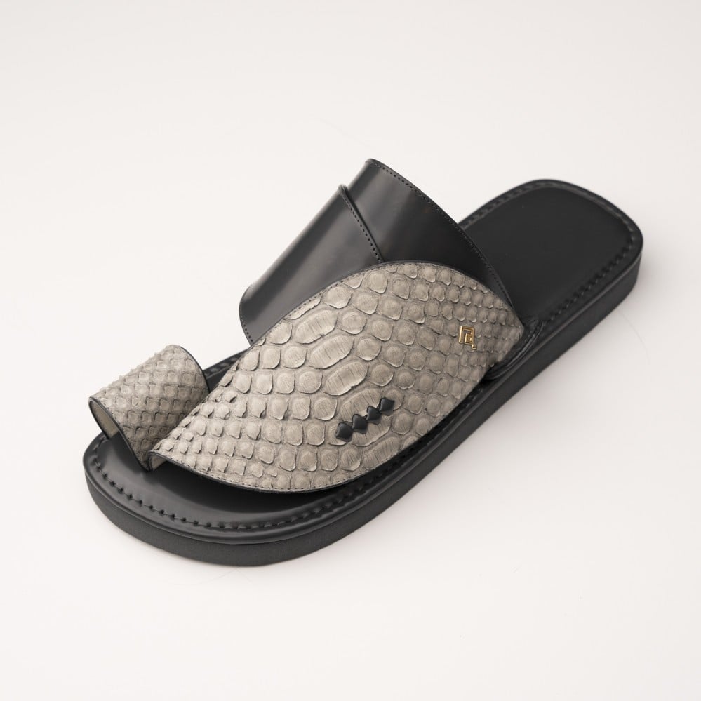 جلد ثعبان رمادي فاتح مع غامق