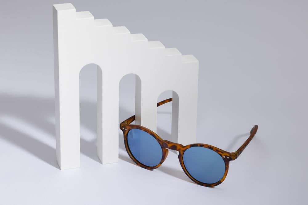 أفكار مميزة لإطلالة العيد مع النظارات الشمسية والعدسات الملونة