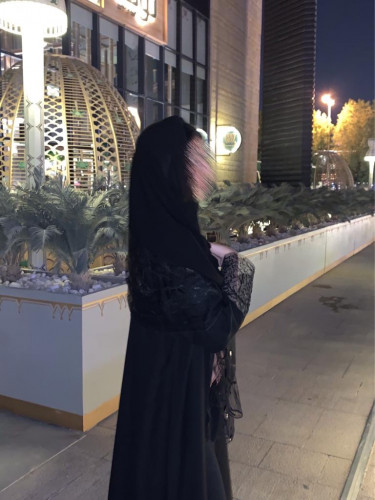 عبايه قماش كتان قصة ياقه من الامام شك على الكم +طر...