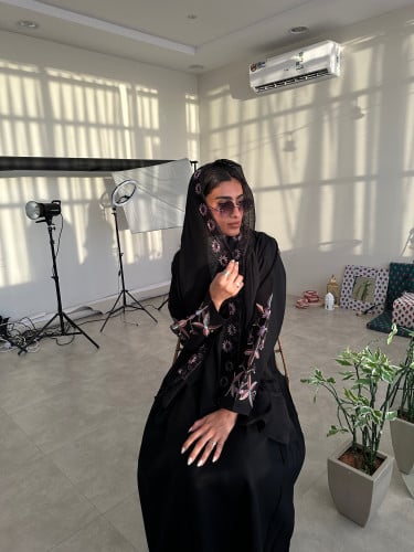 عبايه مطرزه بالكم مع تكسير بالخلف نوع القماش كتان...