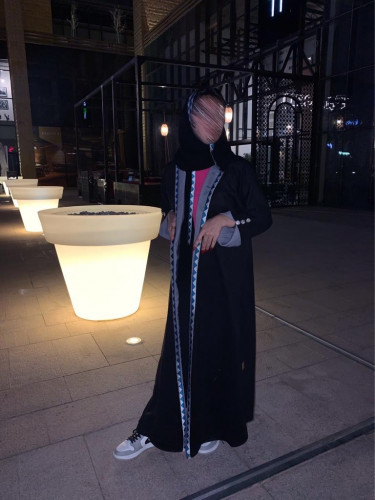 عبايه شمواه اسود +طرحه مطرزه من الامام بامكانكم اض...