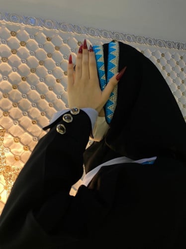 عبايه لون اسود مع موف فاتح مع طرحه مطرزه