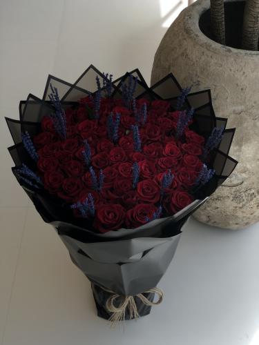 باقة جوري احمر ولافيندر