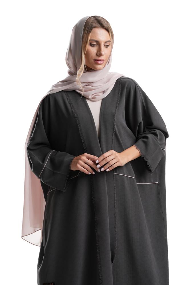 عباية رمادي مخضر مزينة بخيوط بيج مع بنطلون - Amila