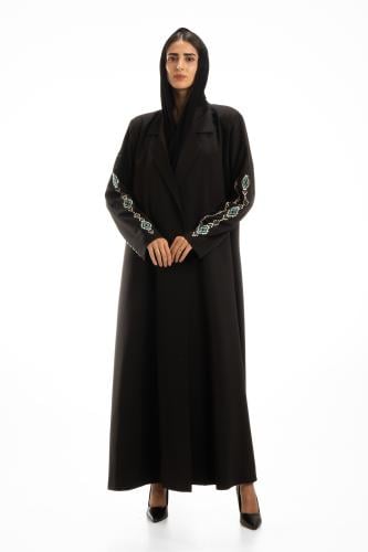 عباية بليزر سوداء كريب بجيوب أمامية بتطريز على الك...